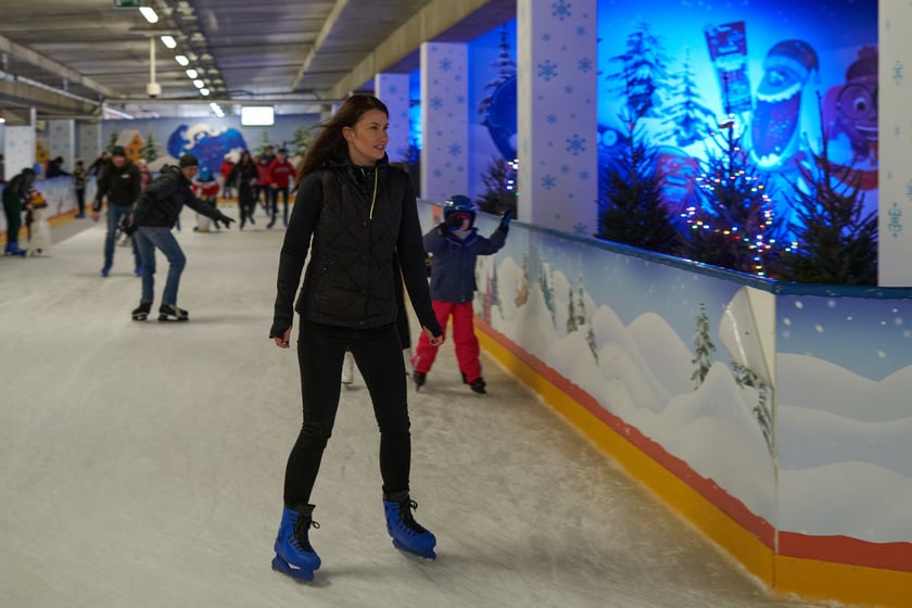 Na zdjęciu ślizgający się na lodowisku na Tarczyński Arena Wrocław