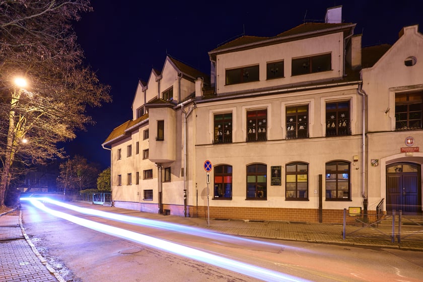 Na zdjęciu Leśnica po zmroku