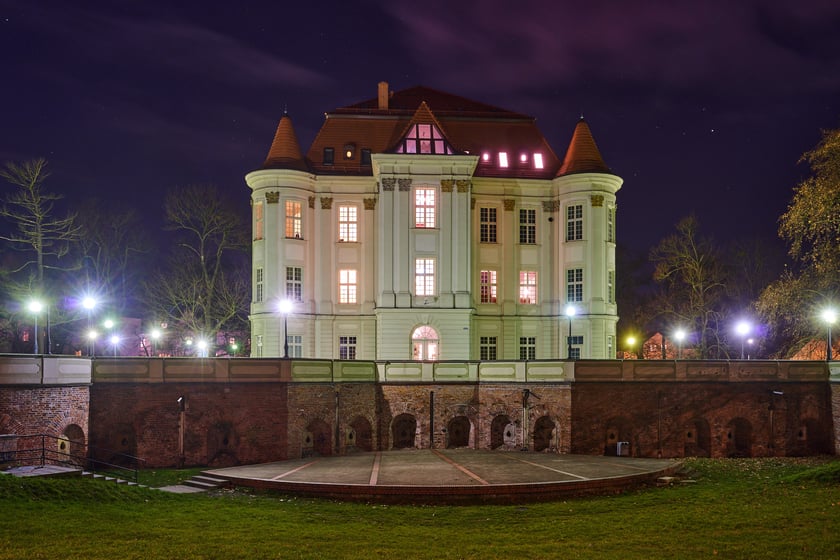 Na zdjęciu Leśnica po zmroku