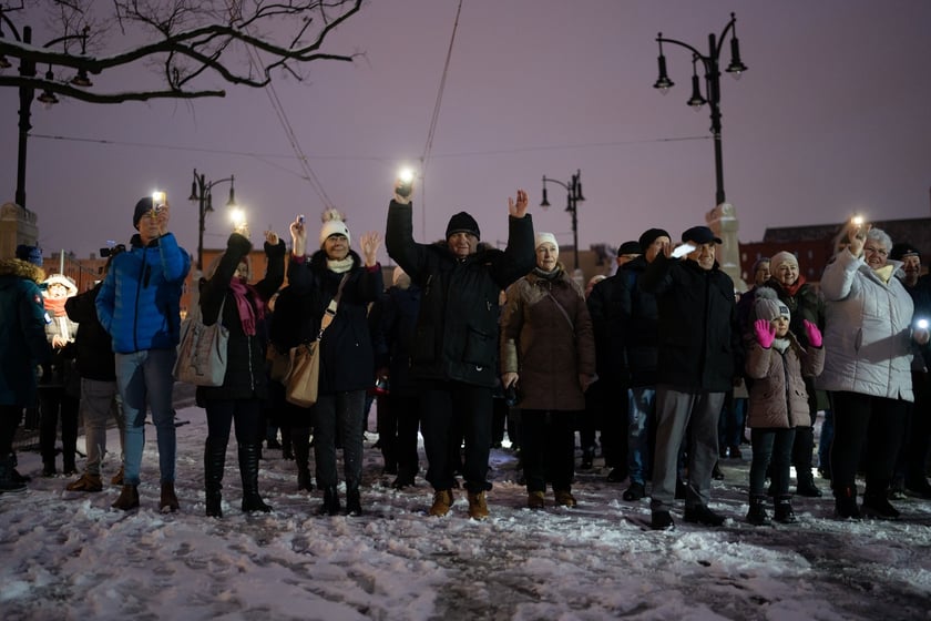 Wrocławscy seniorzy zrobili świetlną falę i most Pomorski Południowy rozbłysnął w sobotę światłem