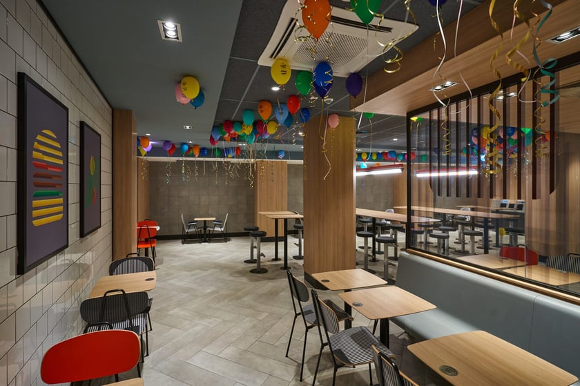 Wnętrze nowo otwartego McDonalda przy ul. Ruskiej, w zabytkowym budynku dawnego Domu Towarowego Maxa Goldsteina &bdquo;Reussenhof&rdquo;&nbsp;
