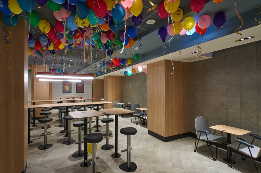 Wnętrze nowo otwartego McDonalda przy ul. Ruskiej, w zabytkowym budynku dawnego Domu Towarowego Maxa Goldsteina &bdquo;Reussenhof&rdquo;&nbsp;