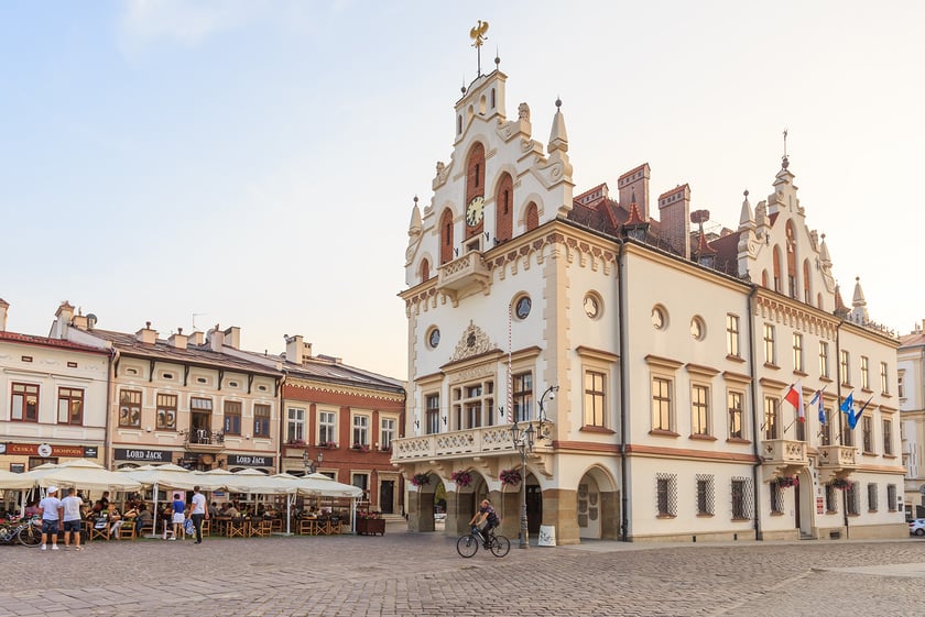 Liczba ludności w 2021 r.: 195 871
Liczba ludności w 2011 r.: 179 386
R&oacute;żnica: + 16 485
1 stycznia 2017 r. część gminy Świlcza została włączona do miasta Rzesz&oacute;w. 1 stycznia 2019 r. cześć gminy Głog&oacute;w Małopolski i gminy Tyczyn zostały włączone do miasta Rzesz&oacute;w. 1 stycznia 2021 r. cześć gminy Głog&oacute;w Małopolski została włączona do miasta Rzesz&oacute;w.