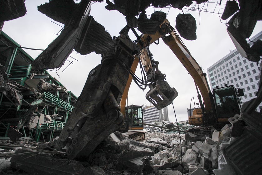 Trwa wyburzanie wielopoziomowego parkingu przy ulicy Swobodnej