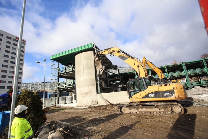 Trwa wyburzanie wielopoziomowego parkingu przy ulicy Swobodnej