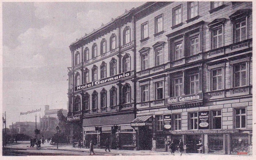 Hotel Germania, za nim sylwetka Dworca Gł&oacute;wnego (1920-1940). Budynek już nie istnieje. W 1900 r. przed tym hotelem usiłowano dokonać zamachu na cesarza&nbsp;Wilhelma II.