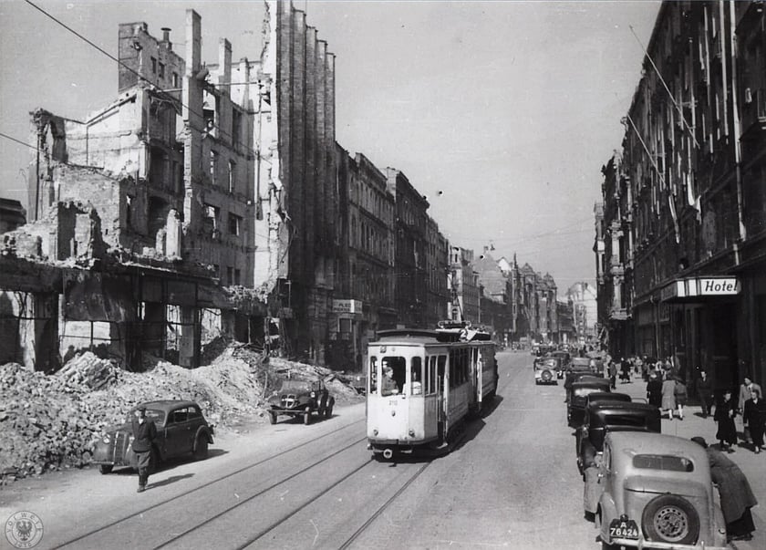 Kinoteatr Capitol (1945-1947). Podczas walk w 1945 r. gmach frontowy stracił kilka kondygnacji, ale część&nbsp;foyer&nbsp;i widownia wraz ze sceną nie uległy zniszczeniom.