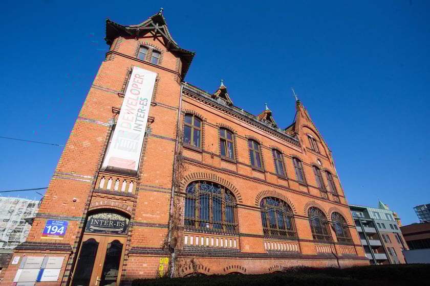 Browary Wrocławskie powstały w miejscu, gdzie od początku XIX wieku istniał "Brauerei Pfeifferhof'', Carla Scholtza, a po 1945 r. Browar Piastowski. Historia tego miejsca została zachowana w nowym wydaniu powstającego tu od kilku lat osiedla.&nbsp;