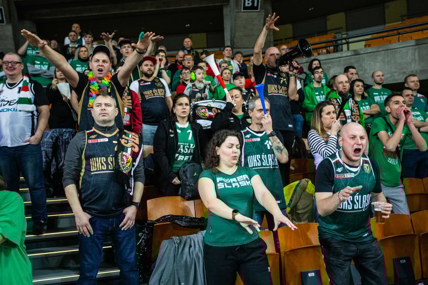 Śląsk Wrocław przegrał z Czarnymi Słupsk w Hali Stulecia. Spotkanie zakończone z wynikiem 74:86 spowodowało, że WKS nie jest już liderem tabeli.&nbsp;