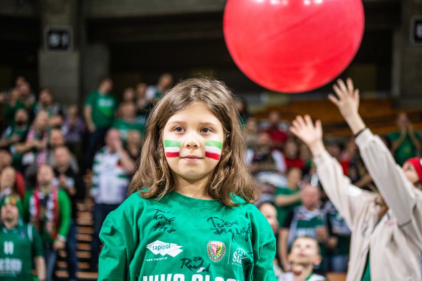 Śląsk Wrocław przegrał z Czarnymi Słupsk w Hali Stulecia. Spotkanie zakończone z wynikiem 74:86 spowodowało, że WKS nie jest już liderem tabeli.&nbsp;