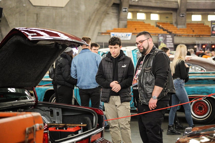 Kustomhead - tłumy wrocławian podziwiają zabytkowe pojazdy w Hali Stulecia