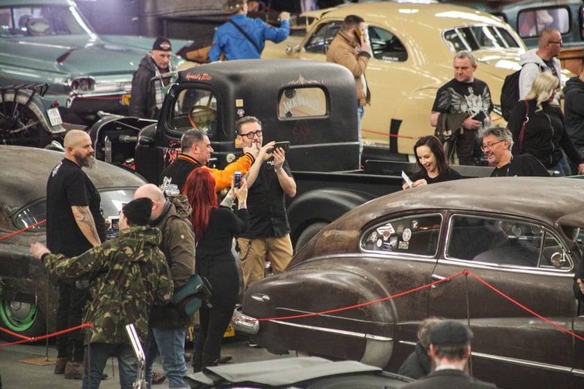 Kustomhead - tłumy wrocławian podziwiają zabytkowe pojazdy w Hali Stulecia