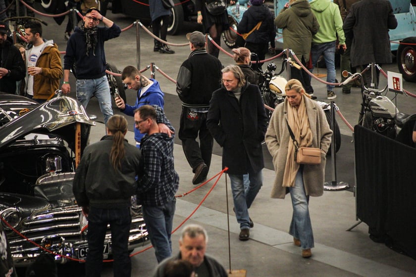 Kustomhead - tłumy wrocławian podziwiają zabytkowe pojazdy w Hali Stulecia