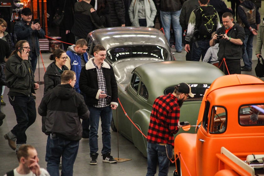 Kustomhead - tłumy wrocławian podziwiają zabytkowe pojazdy w Hali Stulecia