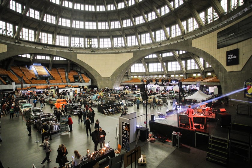 Kustomhead - tłumy wrocławian podziwiają zabytkowe pojazdy w Hali Stulecia