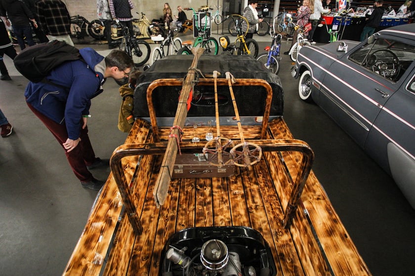 Kustomhead - tłumy wrocławian podziwiają zabytkowe pojazdy w Hali Stulecia