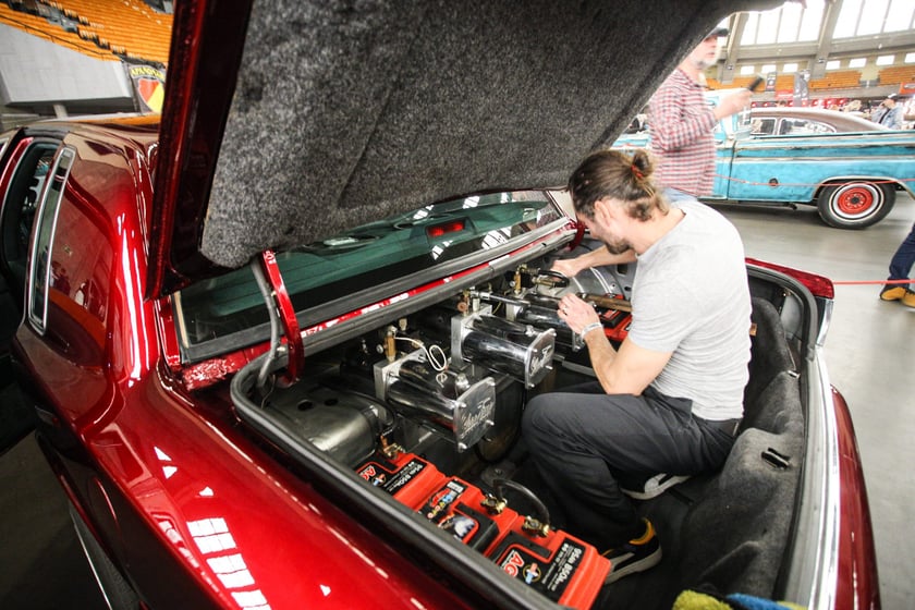 Kustomhead - tłumy wrocławian podziwiają zabytkowe pojazdy w Hali Stulecia