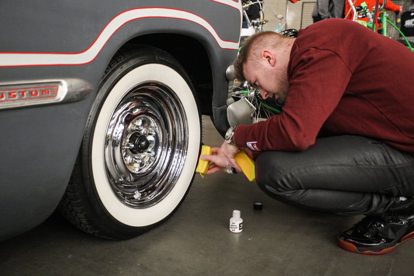 Kustomhead - tłumy wrocławian podziwiają zabytkowe pojazdy w Hali Stulecia