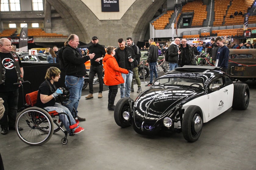 Kustomhead - tłumy wrocławian podziwiają zabytkowe pojazdy w Hali Stulecia