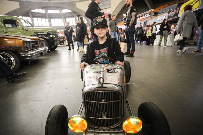 Kustomhead - tłumy wrocławian podziwiają zabytkowe pojazdy w Hali Stulecia