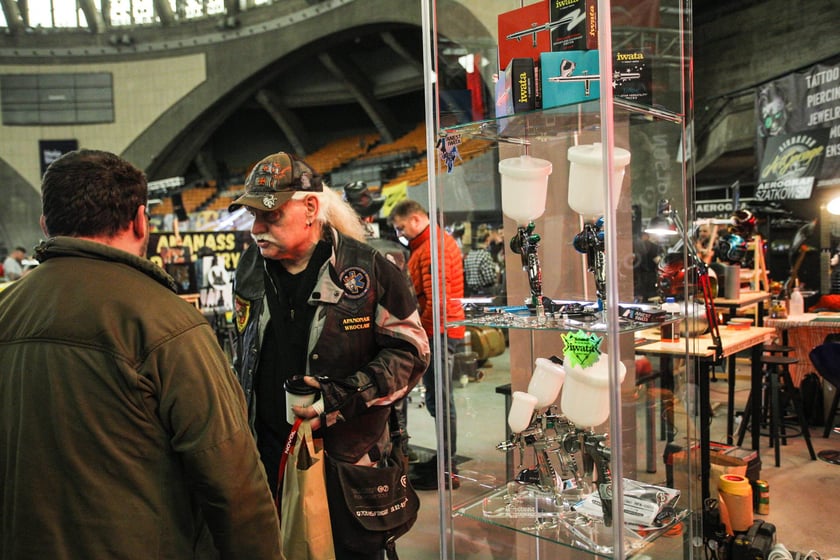 Kustomhead - tłumy wrocławian podziwiają zabytkowe pojazdy w Hali Stulecia