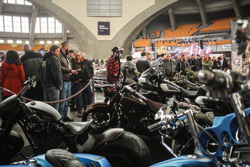 Kustomhead - tłumy wrocławian podziwiają zabytkowe pojazdy w Hali Stulecia