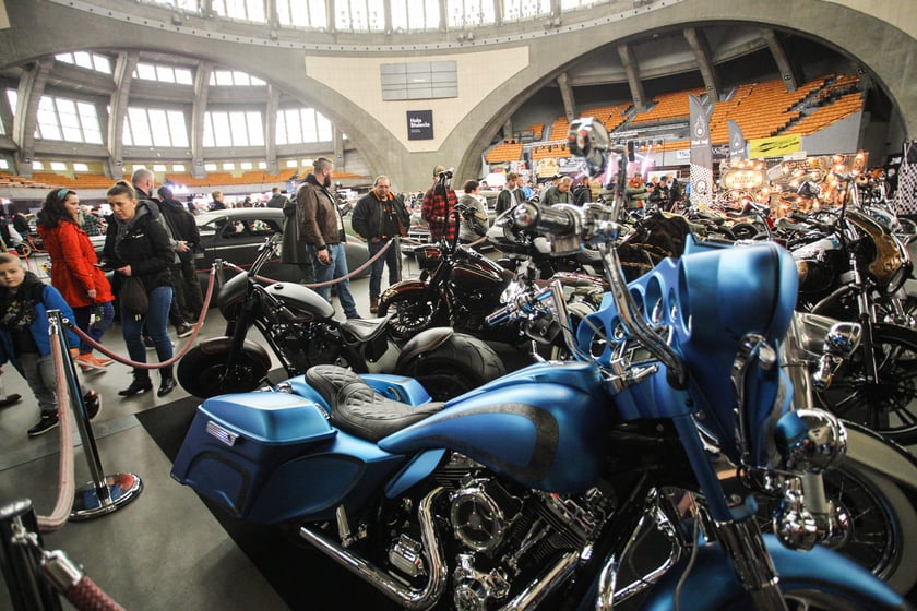 Kustomhead - tłumy wrocławian podziwiają zabytkowe pojazdy w Hali Stulecia