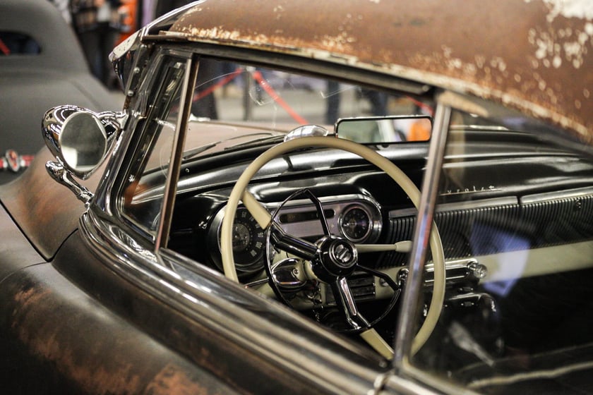 Kustomhead - tłumy wrocławian podziwiają zabytkowe pojazdy w Hali Stulecia