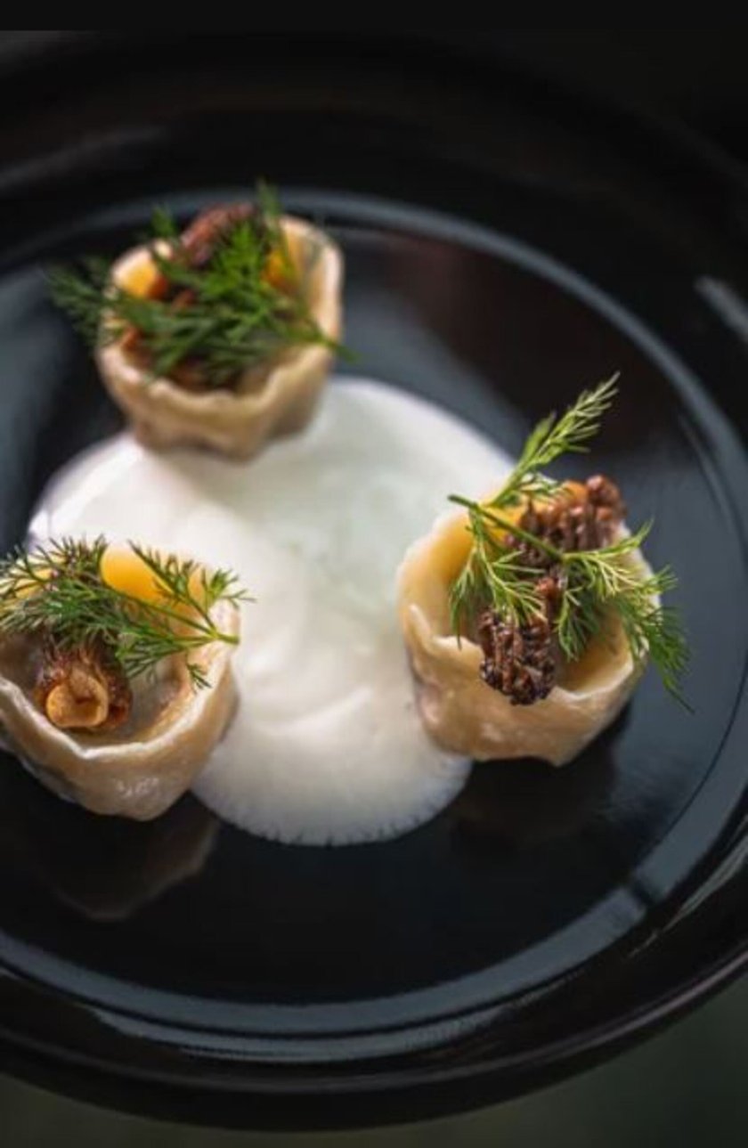 Concordia Taste Wrocław&nbsp;&ndash;&nbsp;adres: wyspa Słodowa 7.
Menu A

Przystawka: Pierogi ze szparagami i śmietankowym twarogiem ze Ślubowa / Bisque / marynowane raki* / hibiskus *gości, kt&oacute;rzy zechcą zamienić marynowane raki na skwarki z tofu prosimy o taką adnotację przy wyborze menu;
Danie gł&oacute;wne: Dynia pieczona z ziołami / ziemniaczane rosti / czerwona kapusta / śliwka / fiołkowa beza;
Deser: Cytryna / migdały / mandarynka / melisa.

Menu B

Przystawka: Kołduny z cielęciną, truflą i kremowym twarożkiem ze Ślubowa / smażone smardze / jogurt własnego wyrobu / koperek;
Danie gł&oacute;wne: Konfitowane kacze udo / śliwki / ziemniaczane rosti / czerwona kapusta / fiołkowa beza;
Deser: Cytryna / migdały / mandarynka / melisa.
