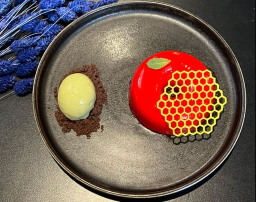 Forum Kulinarne&nbsp;&ndash;&nbsp;adres: plac Wolności 4.
Menu A

Przystawka: Krem z topinambura gofr z parmezanu / salsa z fasolki edamame, granata i oliwy cytrynowej / kiełki;
Danie gł&oacute;wne: Ravioli z nadzieniem z pieczonych ziemniak&oacute;w popi&oacute;ł z pora / galaretka z batata / kiszona rzodkiewka / ziemniak Vitelotte / oliwa truflowa;
Deser: włoski donut z malinowym mirror glaze Słodka ricotta z limonką / plaster miodu / sorbet z zielonego jabłka / ziemia czekoladowa.

Menu B

Przystawka: Krem z topinambura szynka Serrano / gofr z parmezanu / salsa z fasolki edamame, granata i oliwy cytrynowej;
Danie gł&oacute;wne: Wolno gotowana wołowina sous-vide pur&eacute;e z wędzoną whisky / ziołowy sos veloute / listek chrzanowy / rzepa arbuzowa / pieczona karotka;
Deser: włoski donut z malinowym mirror glaze Słodka ricotta z limonką / plaster miodu / sorbet z zielonego jabłka / ziemia czekoladowa.
