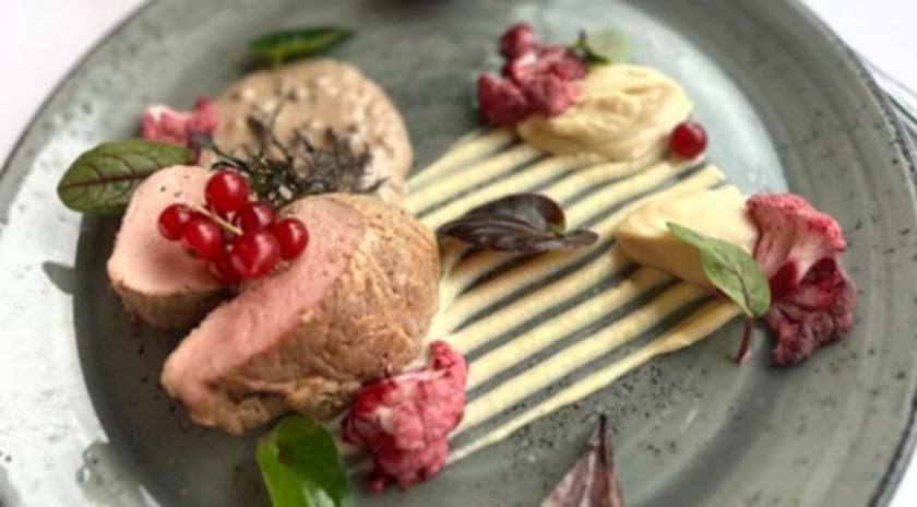 Restauracja Panorama&nbsp;&ndash;&nbsp;adres: Bolesława Drobnera 11-13.
Menu A

Przystawka: Krem z czosnku/grzanka/pesto szpinakowe;
Danie gł&oacute;wne: Sandacz/pieczone warzywa/oliwa szczypiorkowa/chrust z palonego pora;
Deser: Ciasto tysiąca listk&oacute;w Millefeuille/creme patissiere/owoce.

Menu B

Przystawka: Krem z czosnku/grzanka/pesto szpinakowe;
Danie gł&oacute;wne: Polędwiczka wieprzowa sous vide/puree z pasternaku/ sos z zielonego pieprzu/kiszony kalafior;
Deser: Ciasto tysiąca listk&oacute;w Millefeuille/creme patissiere/owoce.
