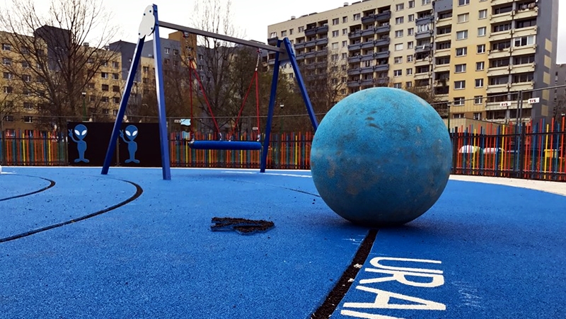 Kosmiczny plac zabaw znajduje się na osiedlu Gąd&oacute;w Mały.&nbsp;
To kolejny tematyczny plac zabaw powstały ze środk&oacute;w WBO. Odwiedzające go dzieci w każdym wieku na pewno będą mieć udaną zabawę.&nbsp;
Zobacz na mapie, gdzie znajduje się kosmiczny plac zabaw:
