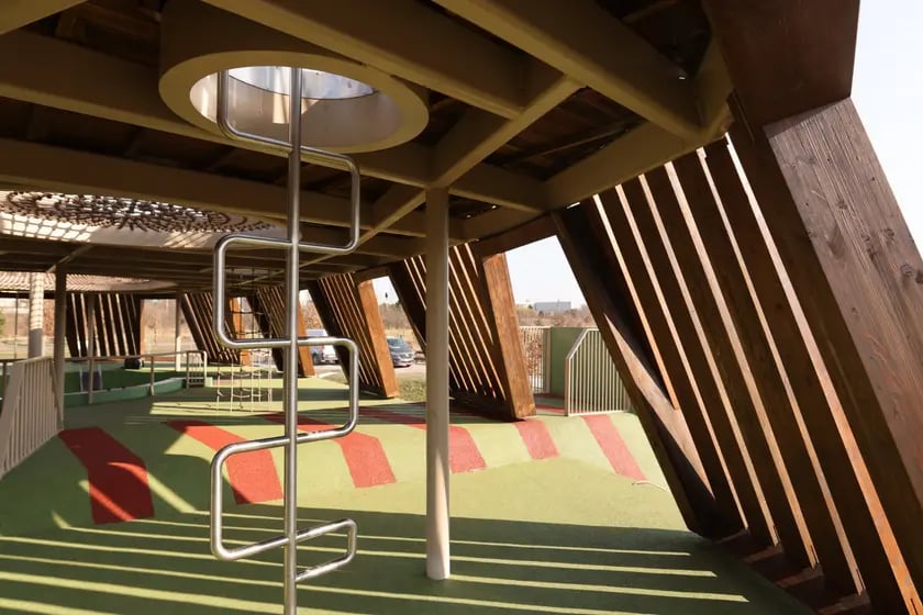 Warto odwiedza place zabaw w całym Wrocławiu. Często znajdują się w ciekawych przyrodniczo miejscach: parkach, skwerach czy polanach.