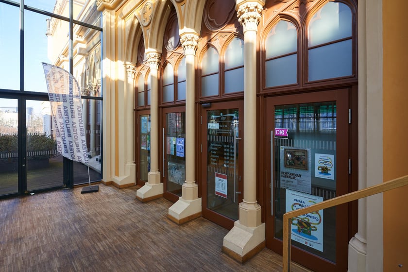 Biblioteka przy ul. Piłsudskiego (na I piętrze w budynku Dworca Głównego)