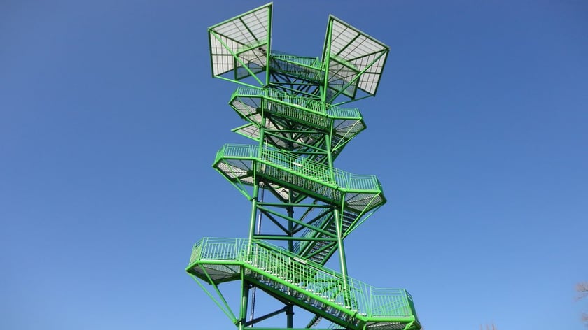 Wieża widokowa w Kotowicach

znajduje się 20 km od centrum Wrocławia;
ma wysokość 40 metr&oacute;w;
jest położona tuż przy brzegu Odry;
z jej szczytu widać panoramę teren&oacute;w przyrodniczych Natura 2000, a także Siechnice, Czernicę i Wrocław;
przy dobrej pogodzie r&oacute;wnież dużą część Dolnego Śląska: Masyw Ślęży, Wzg&oacute;rza Niemczańsko-Strzelińskie oraz zarys Sudet&oacute;w;
wstęp bezpłatny.
