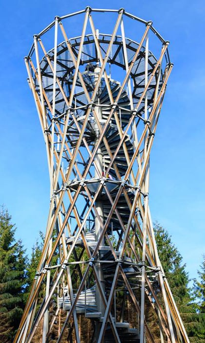 Wieża widokowa na Borowej

stalowa wieża na szczycie Borowej (G&oacute;ra Czarna);
znajduje się na granicy Wałbrzycha i Jedliny-Zdroju;
ma wysokość 853 metr&oacute;w;
przy dobrej pogodzie można z niej zobaczyć wiele szczyt&oacute;w, m.in.&nbsp; Wielką Sowę, masyw Ślęży, Śnieżkę, a nawet wrocławski Sky Tower;
wstęp bezpłatny.
