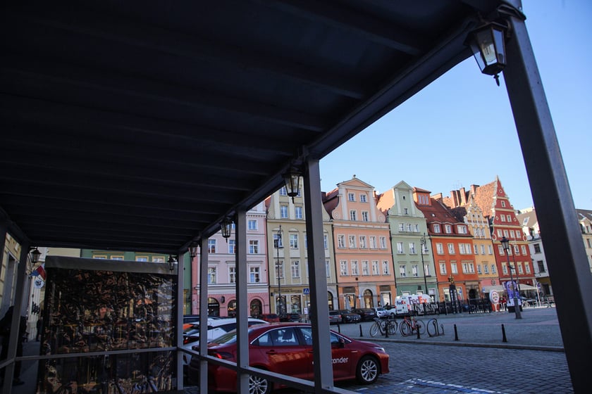 Na zdjęciu: pierwsze ogr&oacute;dki gastronomiczne otwierają się na wrocławskim Rynku