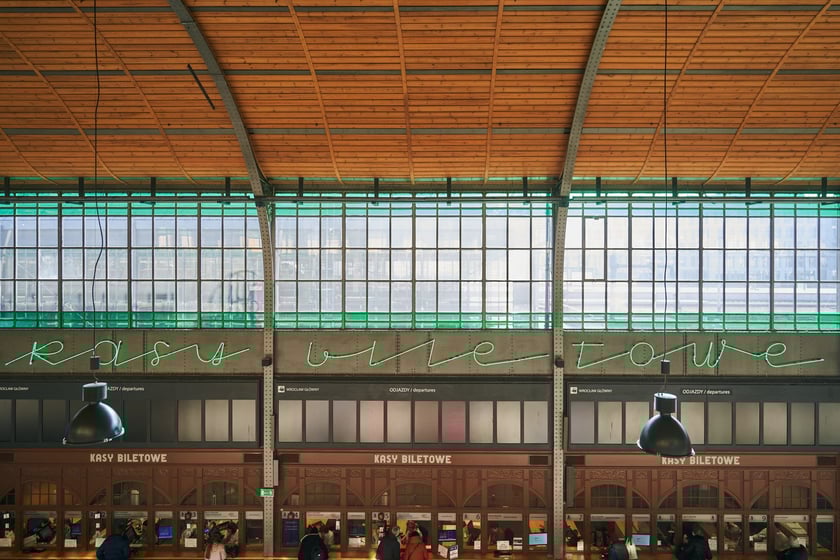 Dworzec Wrocław Gł&oacute;wny wciąż zadziwia pięknem architektury i detalami, a także pięknymi wnętrzami