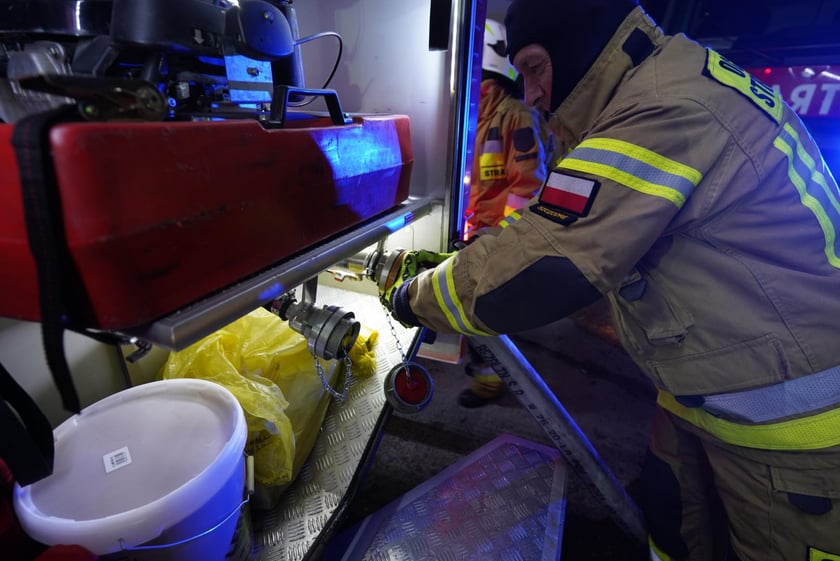Akcja gaśnicza straży pożarnej w Kiełczowie. Duży pożar na składowisku akumulatorów i baterii