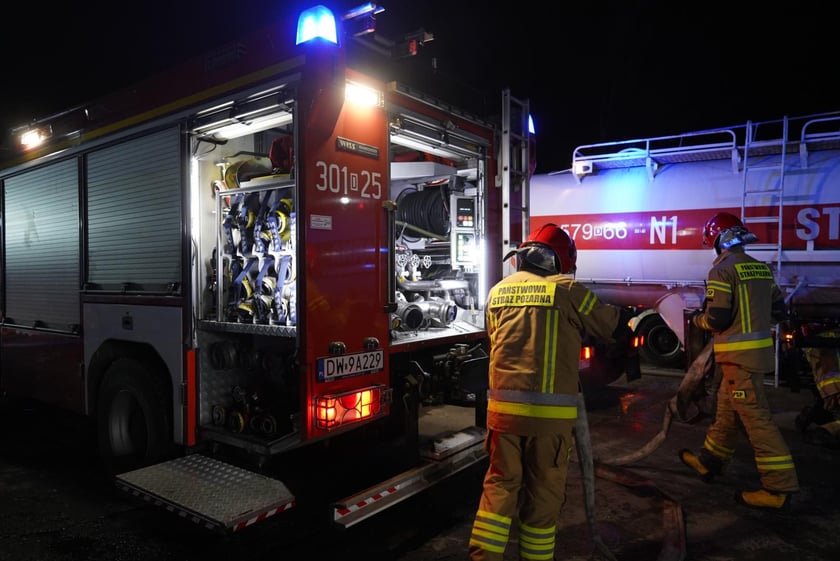 Akcja gaśnicza straży pożarnej w Kiełczowie. Duży pożar na składowisku akumulatorów i baterii