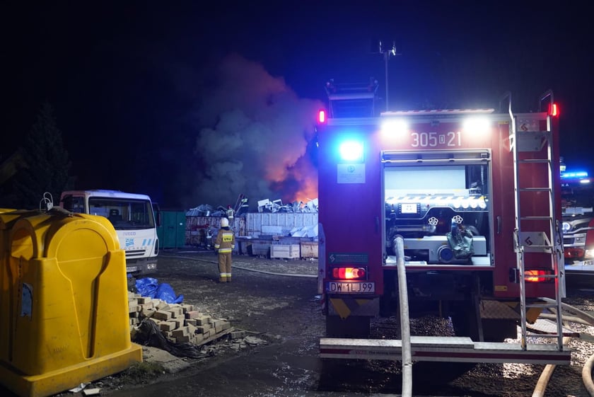 Akcja gaśnicza straży pożarnej w Kiełczowie. Duży pożar na składowisku akumulatorów i baterii