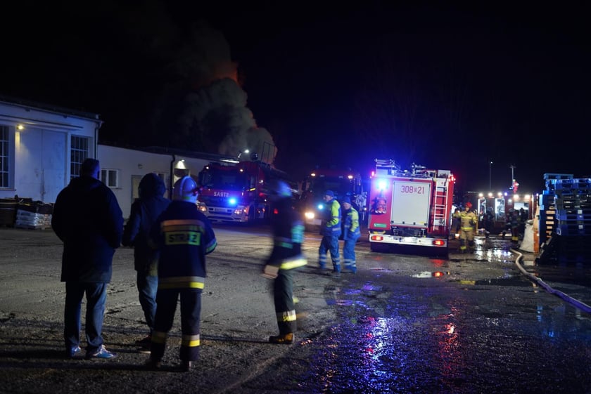 Akcja gaśnicza straży pożarnej w Kiełczowie. Duży pożar na składowisku akumulatorów i baterii