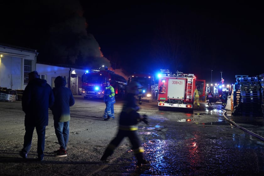 Akcja gaśnicza straży pożarnej w Kiełczowie. Duży pożar na składowisku akumulatorów i baterii
