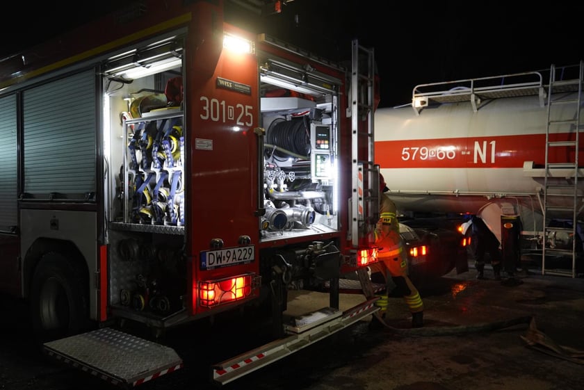 Akcja gaśnicza straży pożarnej w Kiełczowie. Duży pożar na składowisku akumulatorów i baterii