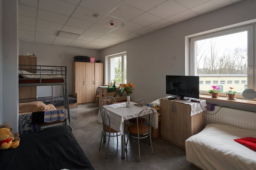 Jeden z pokoj&oacute;w mieszkanek schroniska