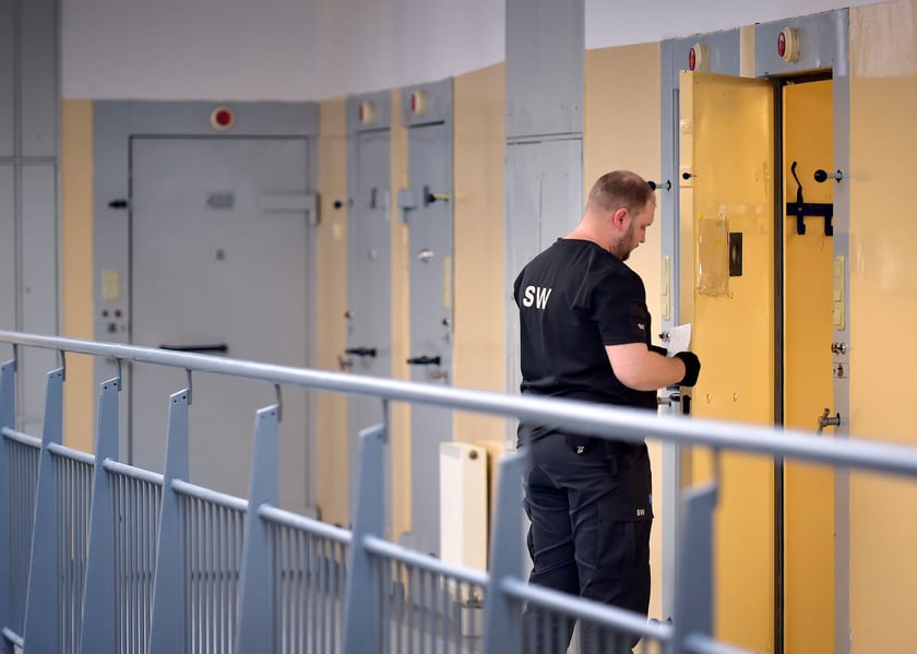 Zostań strażnikiem w więzieniu lub areszcie! Szukają pracowników i kuszą zarobkami. Czekają wolne etaty