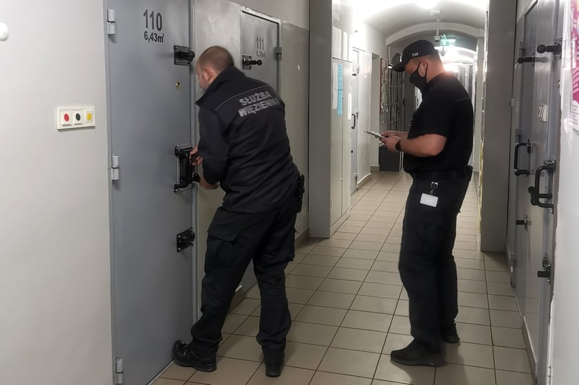 Zostań strażnikiem w więzieniu lub areszcie! Szukają pracowników i kuszą zarobkami. Czekają wolne etaty