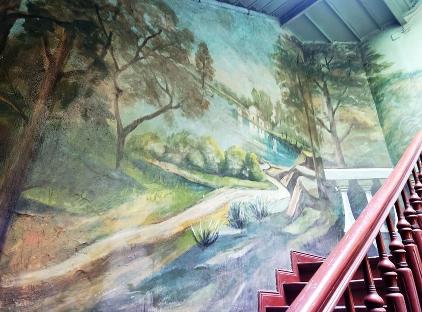 Wnętrze kamienicy przy Glinianej z malowidłami na ścianach