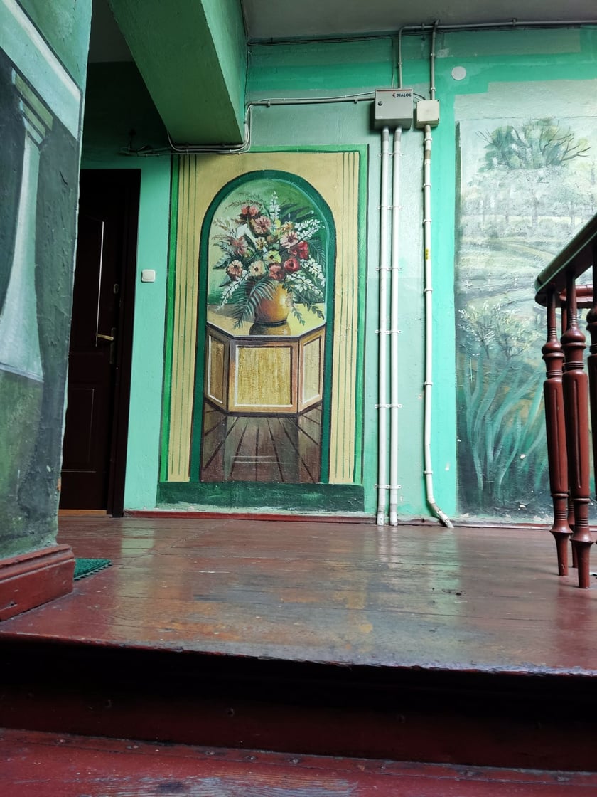 Wnętrze kamienicy przy Glinianej z malowidłami na ścianach