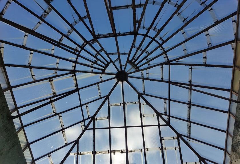 Wnętrze kamienicy przy Glinianej z malowidłami na ścianach